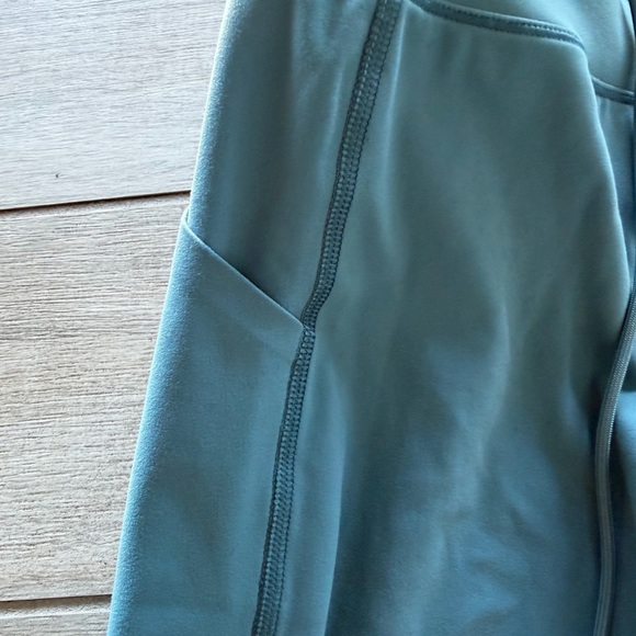 Blue Vuori Crop Top and Leggings Set - Picture 2 of 5